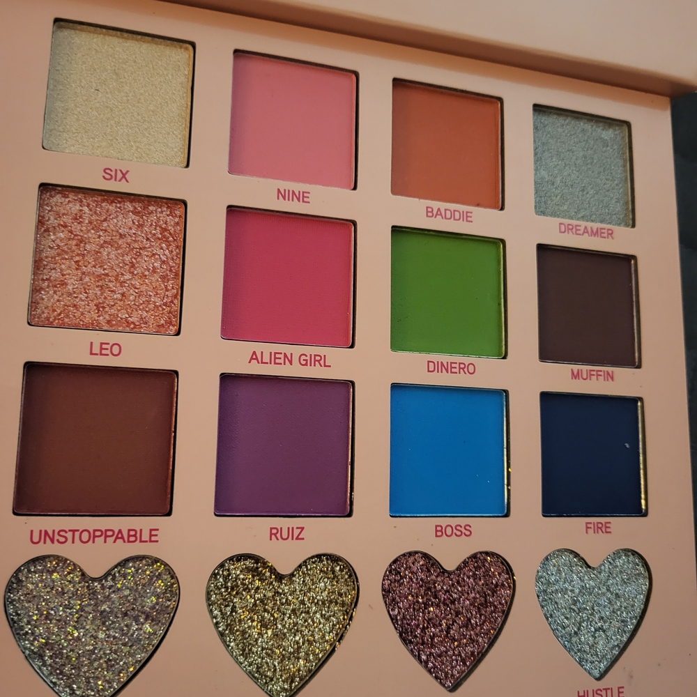 Annette 69 Glam Eyeshadow Palette with 16 Vibrant Colors - Picture 2 of 10